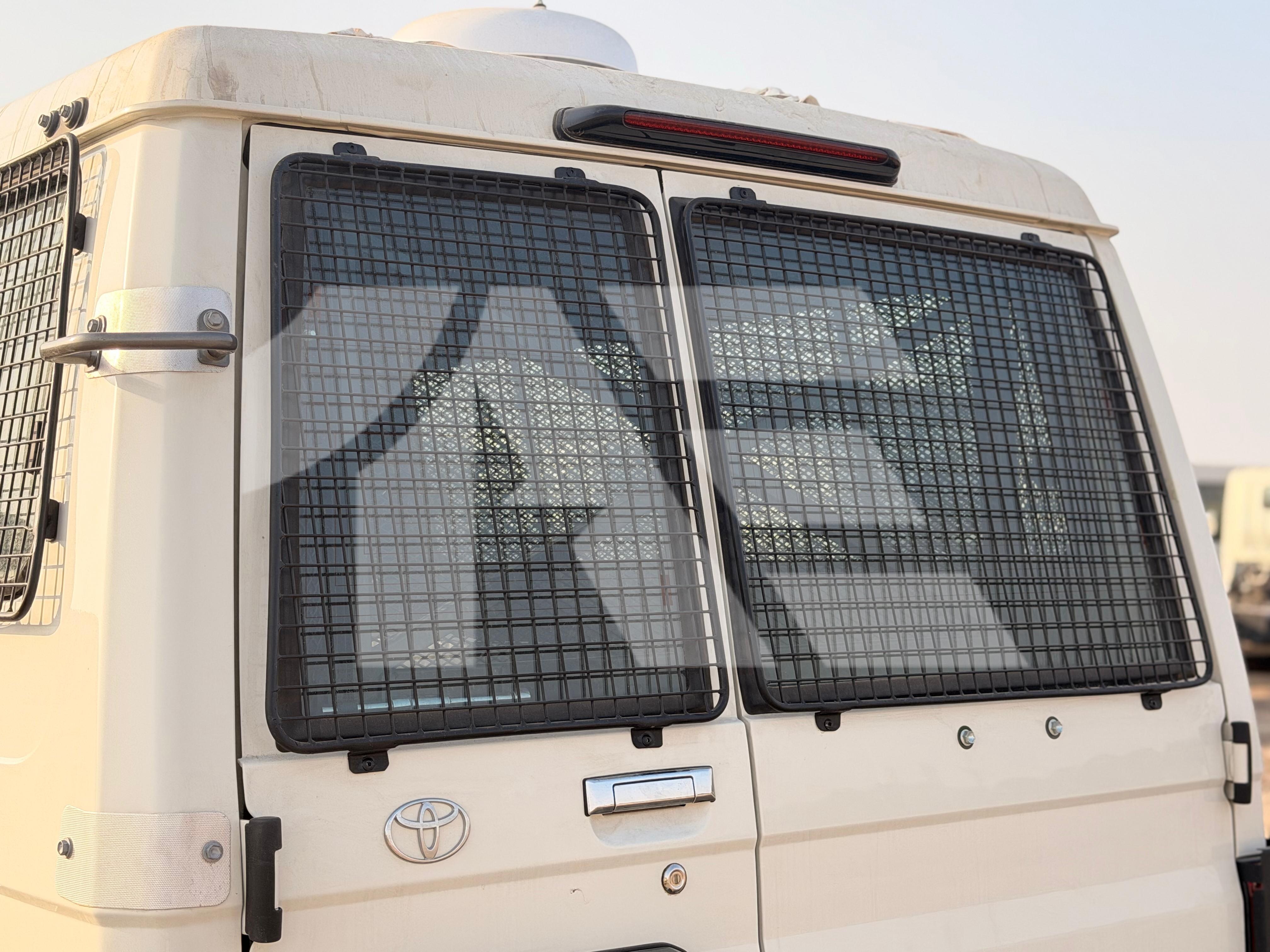 Toyota LC78 Prisoner Transport Unit photo 12