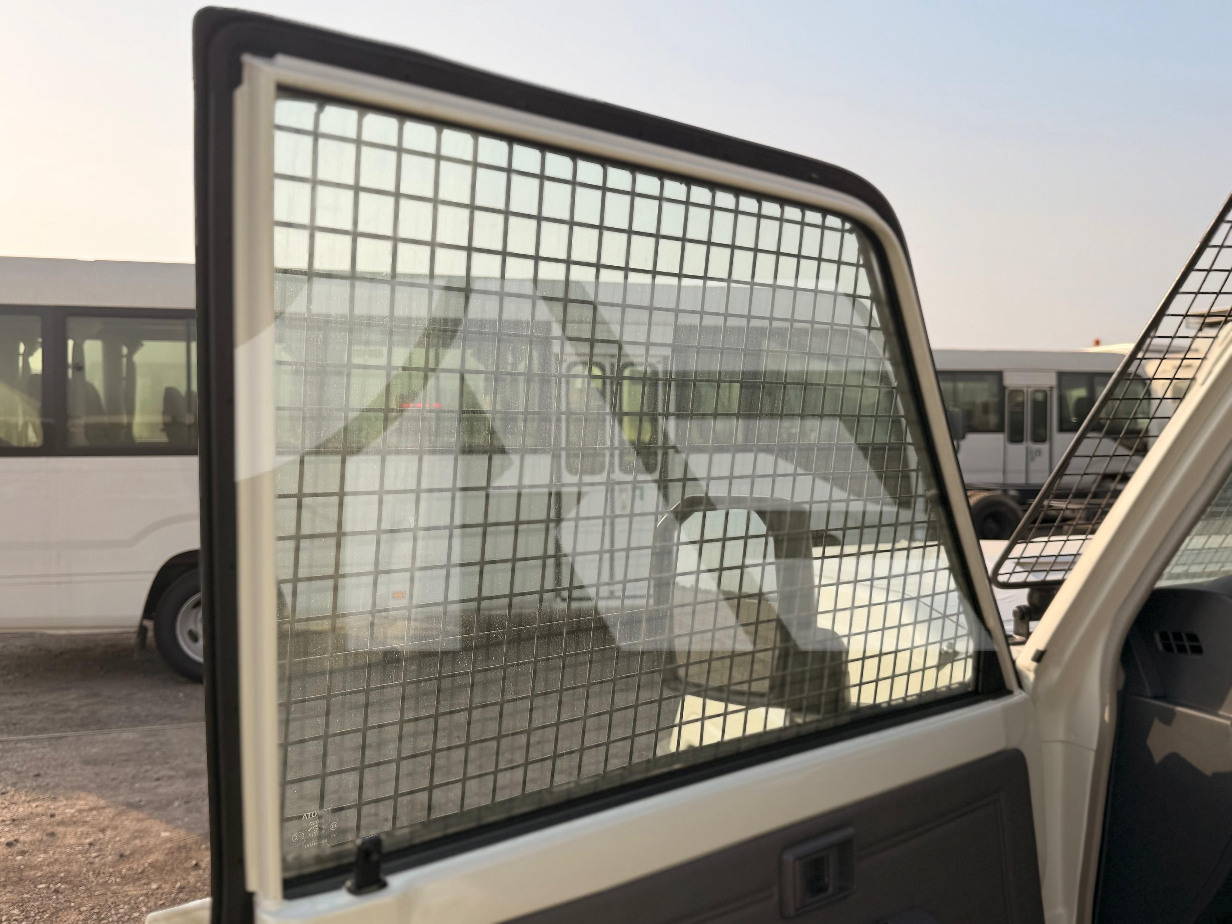 Toyota LC78 Prisoner Transport Unit photo 17