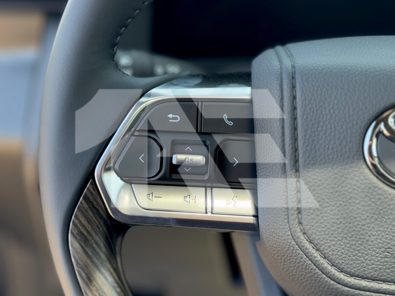 Toyota Land Cruiser VXR photo 16